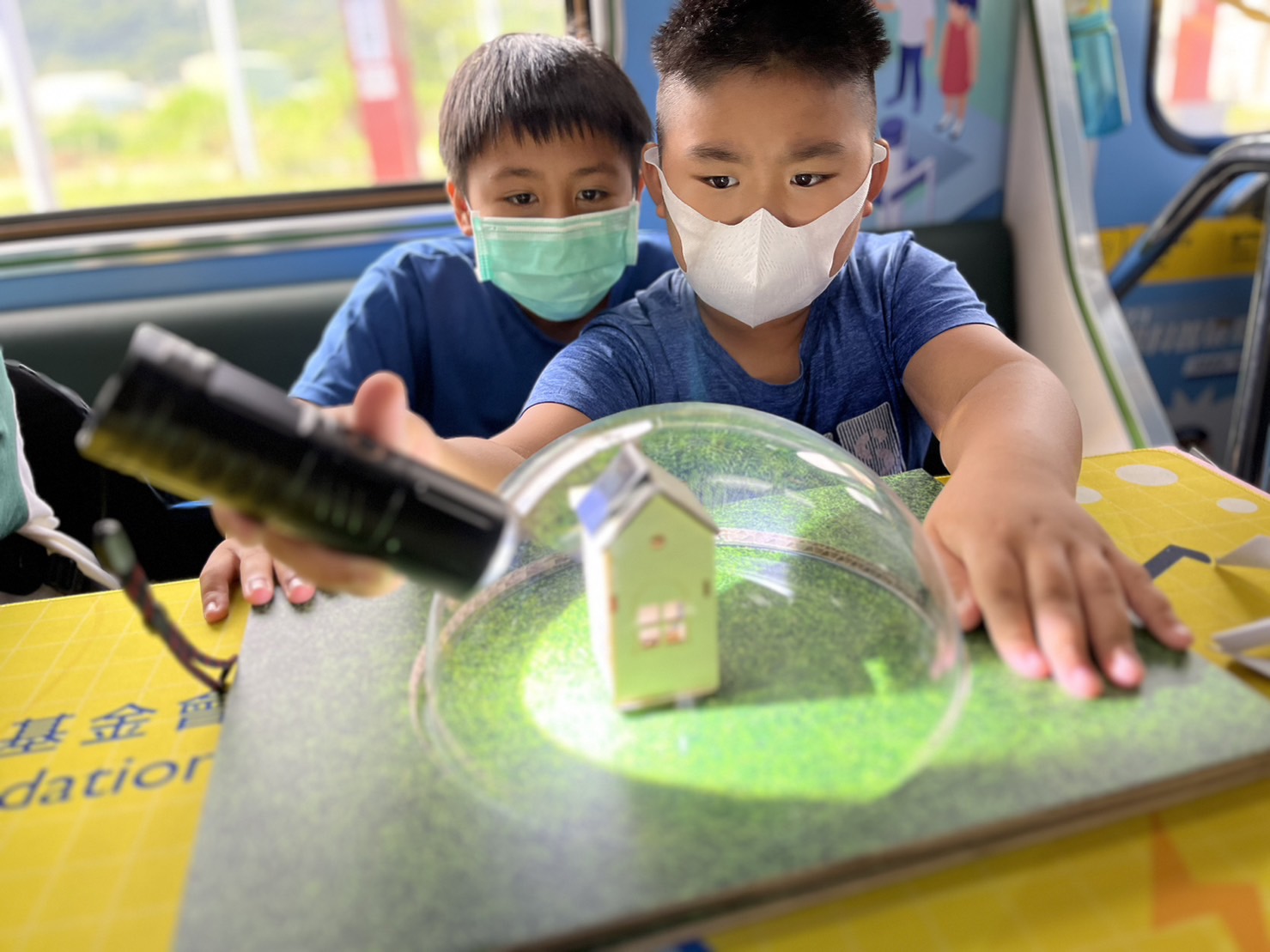 天游ty8參與基礎科學主題車廂，以STEAM教學精神，設計「逐日科學家」、「太陽能工程師」以及「淨零建築師」三大能源科普課程和實驗